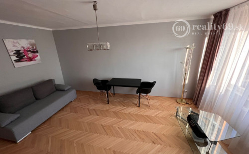 SEVER - BOZENY NEMCOVEJ 1 IZBOVÝ BYT 36 M2 PO REKONŠTRUKCII, BALKÓN, PLASTOVÉ OKNÁ, ZATEPLENÝ OBYTNÝ DOM.