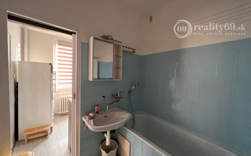 SEVER - BOZENY NEMCOVEJ 1 IZBOVÝ BYT 36 M2 PO REKONŠTRUKCII, BALKÓN, PLASTOVÉ OKNÁ, ZATEPLENÝ OBYTNÝ DOM.