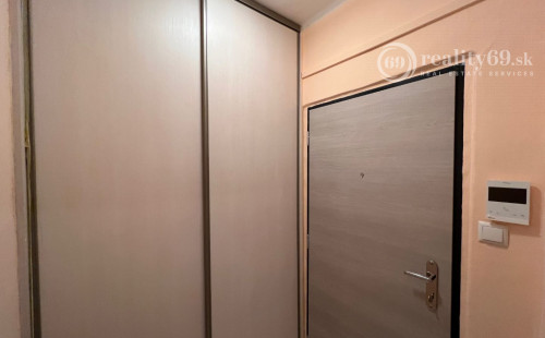 SEVER - BOZENY NEMCOVEJ 1 IZBOVÝ BYT 36 M2 PO REKONŠTRUKCII, BALKÓN, PLASTOVÉ OKNÁ, ZATEPLENÝ OBYTNÝ DOM.