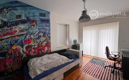 REZERVOVANÉ - CENTRUM MESTA - FLORIÁNSKA 4 IZBOVÝ RD, ŠATNÍK, TERASA, ZÁHRADKA.