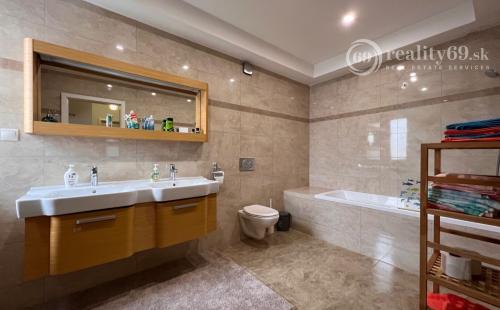 REZERVOVANÉ - CENTRUM MESTA - FLORIÁNSKA 4 IZBOVÝ RD, ŠATNÍK, TERASA, ZÁHRADKA.