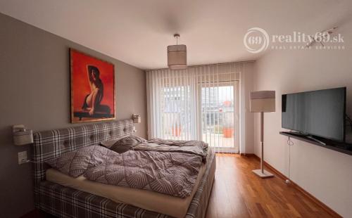 REZERVOVANÉ - CENTRUM MESTA - FLORIÁNSKA 4 IZBOVÝ RD, ŠATNÍK, TERASA, ZÁHRADKA.