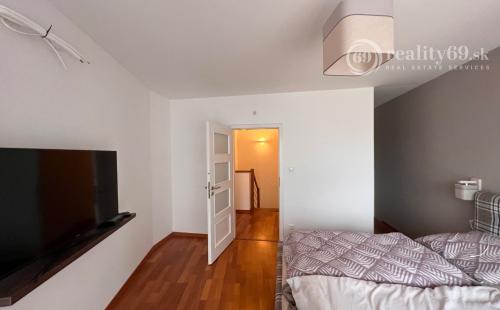 REZERVOVANÉ - CENTRUM MESTA - FLORIÁNSKA 4 IZBOVÝ RD, ŠATNÍK, TERASA, ZÁHRADKA.