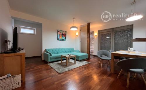 REZERVOVANÉ - CENTRUM MESTA - FLORIÁNSKA 4 IZBOVÝ RD, ŠATNÍK, TERASA, ZÁHRADKA.