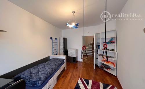 REZERVOVANÉ - CENTRUM MESTA - FLORIÁNSKA 4 IZBOVÝ RD, ŠATNÍK, TERASA, ZÁHRADKA.