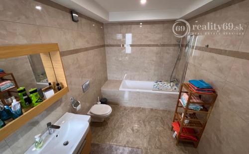 REZERVOVANÉ - CENTRUM MESTA - FLORIÁNSKA 4 IZBOVÝ RD, ŠATNÍK, TERASA, ZÁHRADKA.