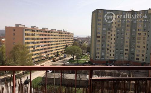 JUH - JUŽNÁ TRIEDA PEKNÝ 2 IZBOVÝ KOMPLETNE ZARIADENÝ BYT.