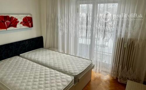 KUZMÁNYHO 3 IZBOVÝ BYT TATRANSKÁ S LODŽIOU PO REKONŠTRUKCII 76 M2