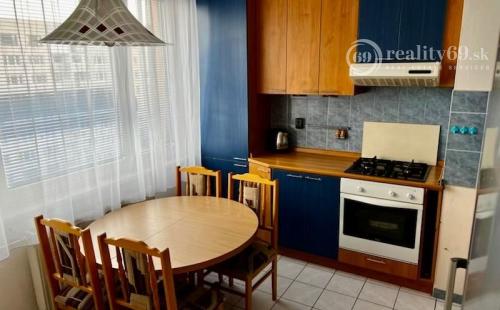 KUZMÁNYHO 3 IZBOVÝ BYT TATRANSKÁ S LODŽIOU PO REKONŠTRUKCII 76 M2