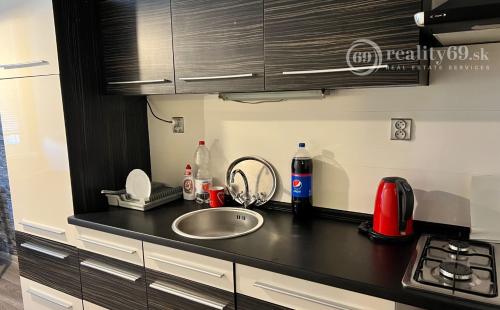 SÍDLISKO KVP - HÚSKOVA IDEÁLNE 3. POSCHODIE ZATEPLENÝ OBYTNÝ DOM