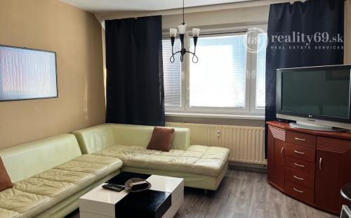 SÍDLISKO KVP - HÚSKOVA IDEÁLNE 3. POSCHODIE ZATEPLENÝ OBYTNÝ DOM