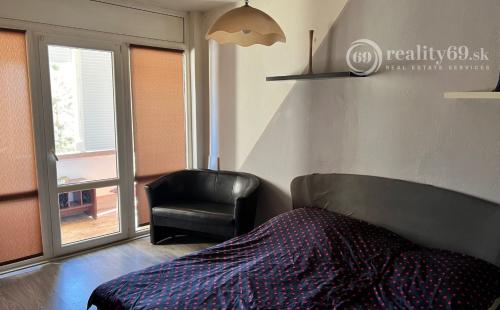 SÍDLISKO KVP - HÚSKOVA IDEÁLNE 3. POSCHODIE ZATEPLENÝ OBYTNÝ DOM