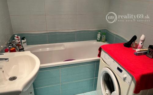 SÍDLISKO KVP - HÚSKOVA IDEÁLNE 3. POSCHODIE ZATEPLENÝ OBYTNÝ DOM