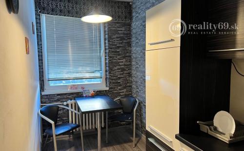 SÍDLISKO KVP - HÚSKOVA IDEÁLNE 3. POSCHODIE ZATEPLENÝ OBYTNÝ DOM