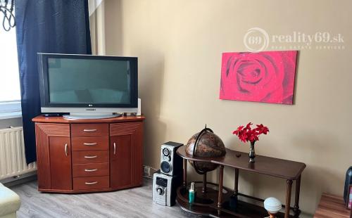 SÍDLISKO KVP - HÚSKOVA IDEÁLNE 3. POSCHODIE ZATEPLENÝ OBYTNÝ DOM