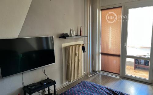 SÍDLISKO KVP - HÚSKOVA IDEÁLNE 3. POSCHODIE ZATEPLENÝ OBYTNÝ DOM