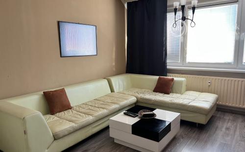 SÍDLISKO KVP - HÚSKOVA IDEÁLNE 3. POSCHODIE ZATEPLENÝ OBYTNÝ DOM