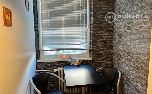 SÍDLISKO KVP - HÚSKOVA IDEÁLNE 3. POSCHODIE ZATEPLENÝ OBYTNÝ DOM