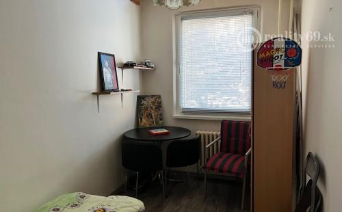 SÍDLISKO KVP - HÚSKOVA IDEÁLNE 3. POSCHODIE ZATEPLENÝ OBYTNÝ DOM