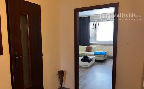 SÍDLISKO KVP - HÚSKOVA IDEÁLNE 3. POSCHODIE ZATEPLENÝ OBYTNÝ DOM