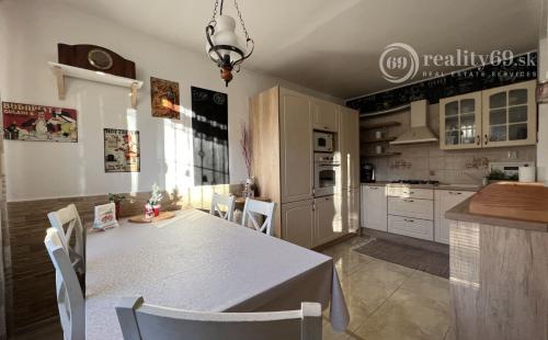 REZERVOVANÉ - TERASA - KEŽMARSKÁ PRAŽSKÝ 3 IZBOVÝ BYT 68 M2, PO VKUSNEJ REKONŠTRUKCII, VÝBORNÁ LOKALITA.