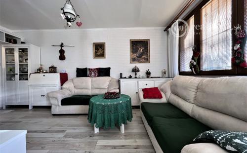 REZERVOVANÉ - TERASA - KEŽMARSKÁ PRAŽSKÝ 3 IZBOVÝ BYT 68 M2, PO VKUSNEJ REKONŠTRUKCII, VÝBORNÁ LOKALITA.