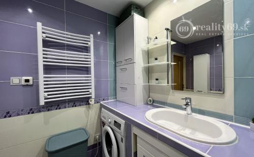 REZERVOVANÉ - TERASA - KEŽMARSKÁ PRAŽSKÝ 3 IZBOVÝ BYT 68 M2, PO VKUSNEJ REKONŠTRUKCII, VÝBORNÁ LOKALITA.