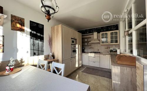 REZERVOVANÉ - TERASA - KEŽMARSKÁ PRAŽSKÝ 3 IZBOVÝ BYT 68 M2, PO VKUSNEJ REKONŠTRUKCII, VÝBORNÁ LOKALITA.