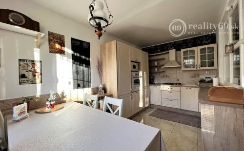 REZERVOVANÉ - TERASA - KEŽMARSKÁ PRAŽSKÝ 3 IZBOVÝ BYT 68 M2, PO VKUSNEJ REKONŠTRUKCII, VÝBORNÁ LOKALITA.