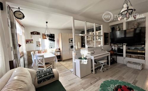 REZERVOVANÉ - TERASA - KEŽMARSKÁ PRAŽSKÝ 3 IZBOVÝ BYT 68 M2, PO VKUSNEJ REKONŠTRUKCII, VÝBORNÁ LOKALITA.