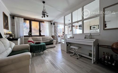 REZERVOVANÉ - TERASA - KEŽMARSKÁ PRAŽSKÝ 3 IZBOVÝ BYT 68 M2, PO VKUSNEJ REKONŠTRUKCII, VÝBORNÁ LOKALITA.