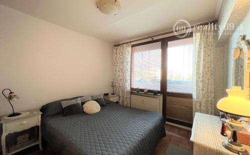 REZERVOVANÉ - TERASA - KEŽMARSKÁ PRAŽSKÝ 3 IZBOVÝ BYT 68 M2, PO VKUSNEJ REKONŠTRUKCII, VÝBORNÁ LOKALITA.