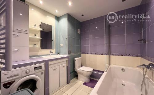 REZERVOVANÉ - TERASA - KEŽMARSKÁ PRAŽSKÝ 3 IZBOVÝ BYT 68 M2, PO VKUSNEJ REKONŠTRUKCII, VÝBORNÁ LOKALITA.