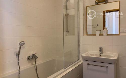 STARÉ MESTO - STROJÁRENSKÁ NOVOSTAVBA 2 IZBOVÝ KOMPLETNE ZARIADENÝ TEHLOVÝ BYT.