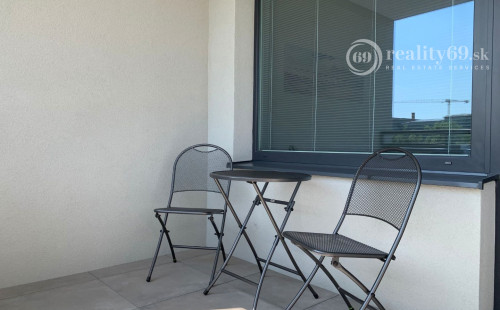 STARÉ MESTO - STROJÁRENSKÁ NOVOSTAVBA 2 IZBOVÝ KOMPLETNE ZARIADENÝ TEHLOVÝ BYT.