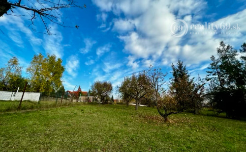 MYSLAVA - STAVEBNÝ POZEMOK NA KOPE 1.800 M2, MEDZI RODINNÝMI DOMAMI.