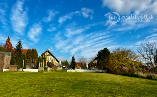 MYSLAVA - STAVEBNÝ POZEMOK NA KOPE 1.800 M2, MEDZI RODINNÝMI DOMAMI.