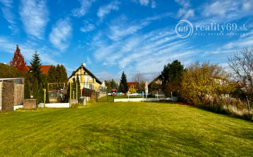 MYSLAVA - STAVEBNÝ POZEMOK NA KOPE 1.800 M2, MEDZI RODINNÝMI DOMAMI.