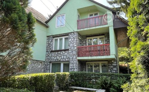 MAĎARSKO - MISKOLTAPOLCA - PRIESTRANNÝ APARTMÁNOVÝ RD NA PEKNOM POZEMKU.