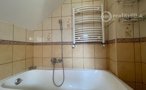 MAĎARSKO - MISKOLTAPOLCA - PRIESTRANNÝ APARTMÁNOVÝ RD NA PEKNOM POZEMKU.