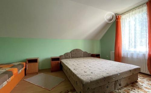 MAĎARSKO - MISKOLTAPOLCA - PRIESTRANNÝ APARTMÁNOVÝ RD NA PEKNOM POZEMKU.