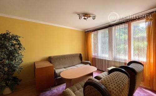 MAĎARSKO - MISKOLTAPOLCA - PRIESTRANNÝ APARTMÁNOVÝ RD NA PEKNOM POZEMKU.