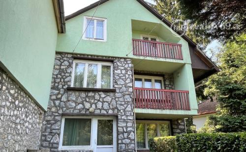MAĎARSKO - MISKOLTAPOLCA - PRIESTRANNÝ APARTMÁNOVÝ RD NA PEKNOM POZEMKU.