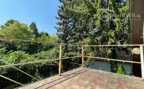 MAĎARSKO - MISKOLTAPOLCA - PRIESTRANNÝ APARTMÁNOVÝ RD NA PEKNOM POZEMKU.