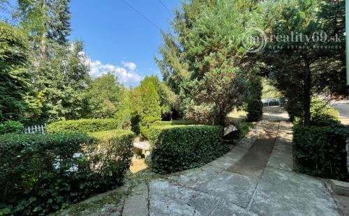 MAĎARSKO - MISKOLTAPOLCA - PRIESTRANNÝ APARTMÁNOVÝ RD NA PEKNOM POZEMKU.