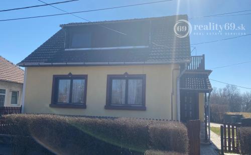 MAĎARSKO - EDELÉNY - PEKNÝ 5 IZBOVÝ RD SO ZASTAVANÝM PODKROVÝM V KRÁSNOM PROSTREDÍ