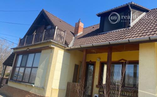 MAĎARSKO - EDELÉNY - PEKNÝ 5 IZBOVÝ RD SO ZASTAVANÝM PODKROVÝM V KRÁSNOM PROSTREDÍ