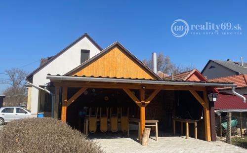 MAĎARSKO - EDELÉNY - PEKNÝ 5 IZBOVÝ RD SO ZASTAVANÝM PODKROVÝM V KRÁSNOM PROSTREDÍ