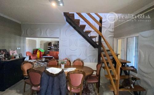 MAĎARSKO - EDELÉNY - PEKNÝ 5 IZBOVÝ RD SO ZASTAVANÝM PODKROVÝM V KRÁSNOM PROSTREDÍ