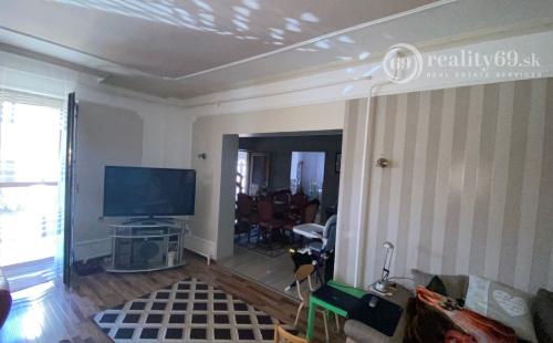 MAĎARSKO - EDELÉNY - PEKNÝ 5 IZBOVÝ RD SO ZASTAVANÝM PODKROVÝM V KRÁSNOM PROSTREDÍ